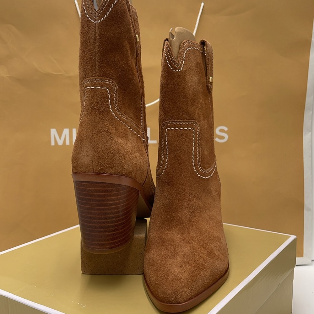 Michael Kors WAVERLY HEELED BOOTIE JUNGLE SUEDE
49F4WVME6S
LUGGAGE - Picture 10 of 16